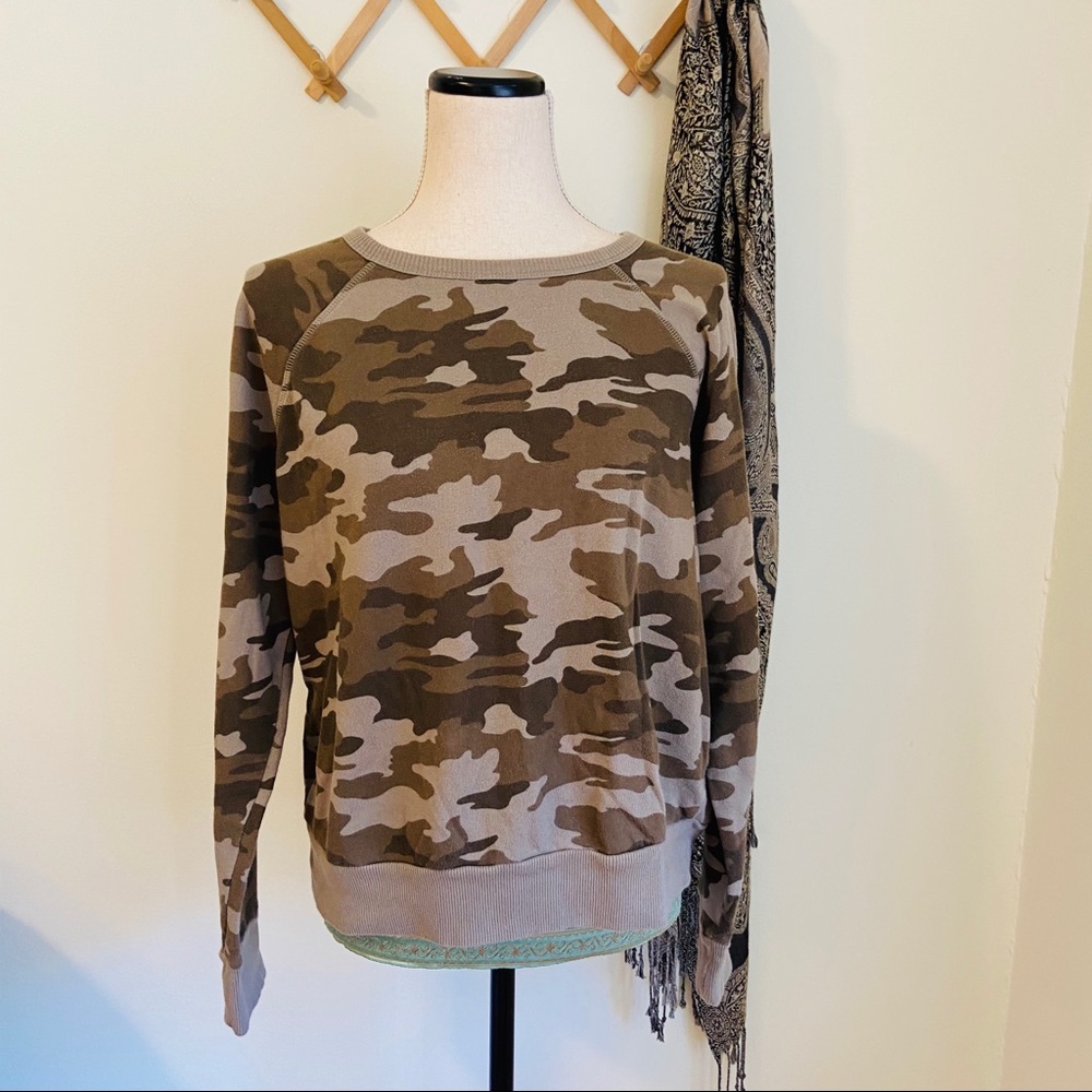 ✨ 5/$25 ✨ Camo Print Pullover Sweatshirt